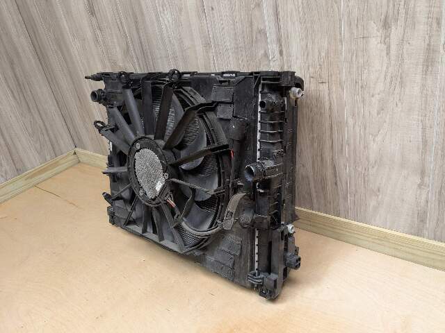 16-19 OEM BMW G12 G30 530 540 740 Radiator Condenser Fan Shroud Assembly B46 B58