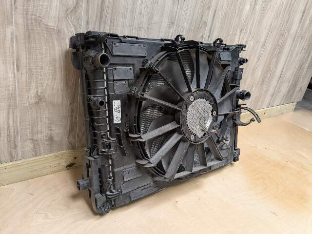 16-19 OEM BMW G12 G30 530 540 740 Radiator Condenser Fan Shroud Assembly B46 B58