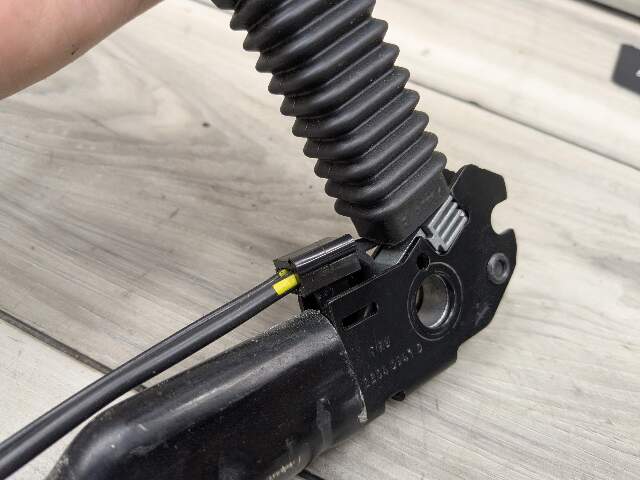 12-20 OEM BMW F22 F30 F36 F82 F80 M3 M4 435 Front Right Side Seatbelt Buckle