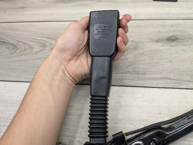 12-20 OEM BMW F22 F30 F36 F82 F80 M3 M4 435 Front Right Side Seatbelt Buckle