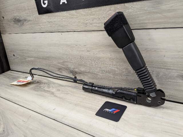 12-20 OEM BMW F22 F30 F36 F82 F80 M3 M4 435 Front Right Side Seatbelt Buckle