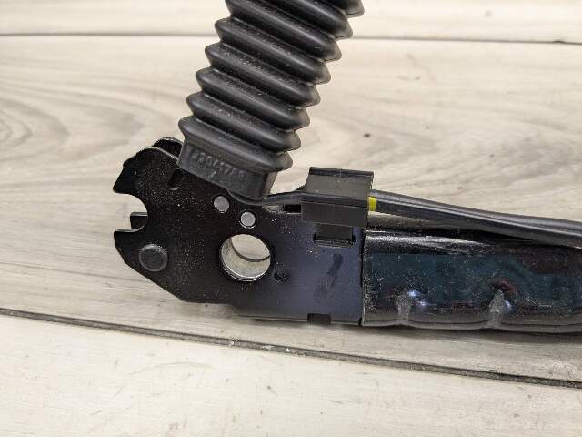 12-20 OEM BMW F22 F30 F36 F82 F80 M3 M4 435 Front Right Side Seatbelt Buckle