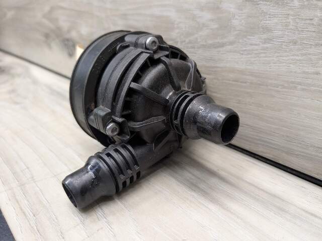 *OEM BMW G01 G05 G20 G22 G30 G42 G80 G82 G83 M3 M4 Engine Auxiliary Water Pump