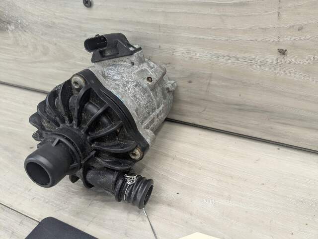 10-14 OEM BMW E70 E71 X5M X6M Engine S63 Auxiliary Coolant Water Pump