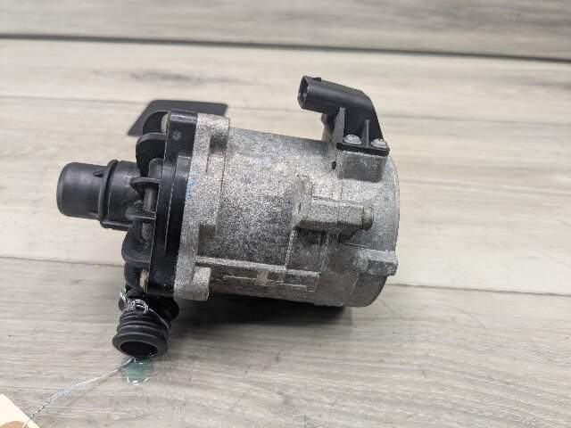 10-14 OEM BMW E70 E71 X5M X6M Engine S63 Auxiliary Coolant Water Pump