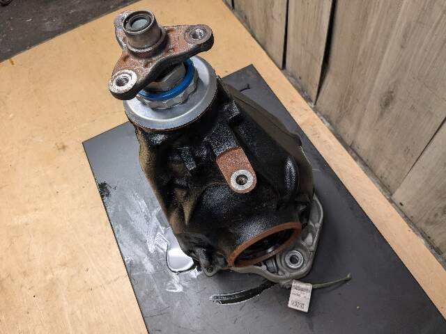 OEM BMW G20 G22 G23 G42 330 M340 Rear Differential Axle Gearbox Carrier 2.81