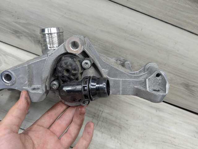 OEM BMW F39 F44 F48 X1 X2 228 M235 Engine Water Coolant Pump w/ Support