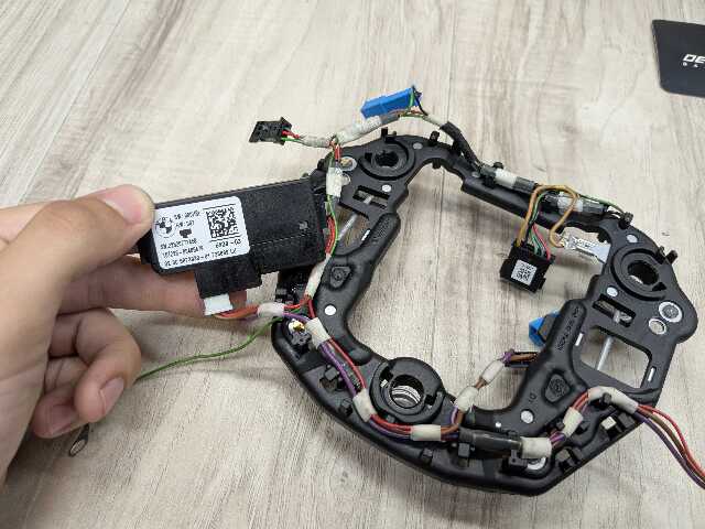 16-19 OEM BMW F90 G11 G12 740 750 Steering Wheel Touch Detection Control Module