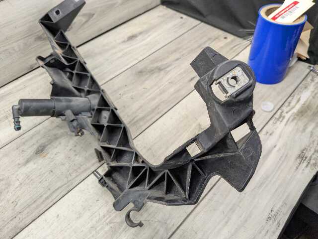 09-11 BMW E90 328 335 LCI Front Right Passenger Side Headlight Arm Bracket Mount