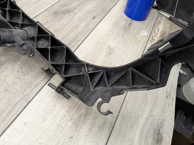 09-11 BMW E90 328 335 LCI Front Right Passenger Side Headlight Arm Bracket Mount