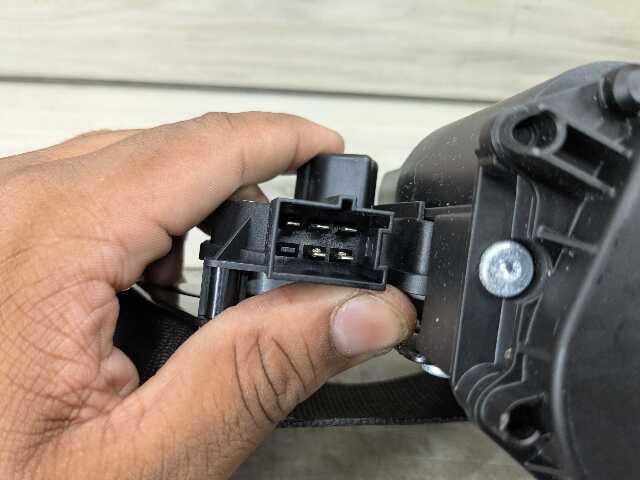 OEM BMW F95 G05 G06 G07 X5 X6 X7 Front Right Passenger Seat Belt Retractor Black