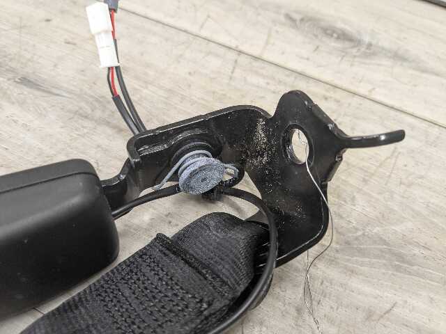 19-25 OEM BMW F95 F96 G05 G06 X5 X6 REAR Center Middle 2nd Row Seat Belt Buckle