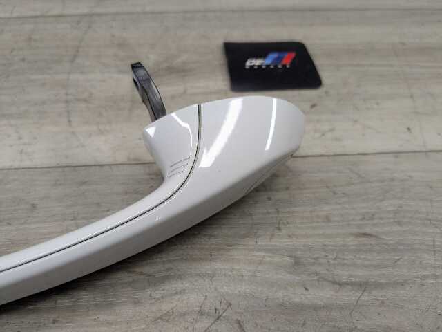 OEM BMW F90 G01 G05 G20 G30 G80 FRONT Left Driver Side Door Handle COMFORT White