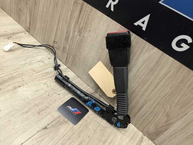 OEM BMW F30 F32 F36 F80 F82 F87 Front Right Passenger Seat Belt Buckle Tensioner