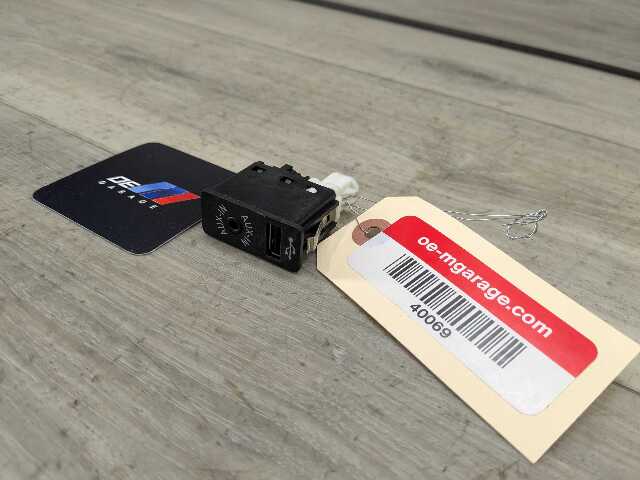 OEM BMW F15 F16 F25 F26 F85 X1 X3 X5 AUX Auxiliary Audio USB Input Charging Port