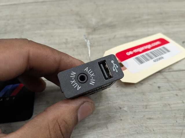 OEM BMW F15 F16 F25 F26 F85 X1 X3 X5 AUX Auxiliary Audio USB Input Charging Port