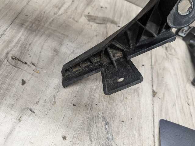 OEM BMW F15 F16 F85 F86 X5 X6 Front Left Driver Fender Mount Support Brackets