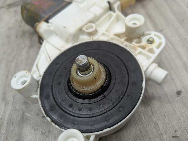 OEM BMW E84 E90 E91 328 335 M3 Front Left Driver Door Window Regulator Motor