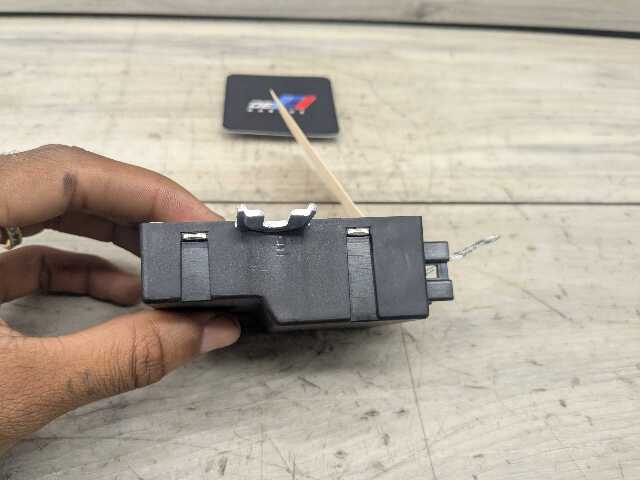 OEM BMW F22 F23 F30 F32 F36 F39 F48 Engine B46 B58 Fuel Pump Control Module Unit