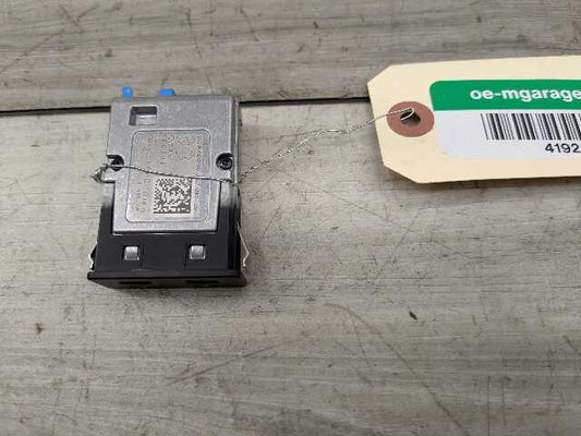 OEM BMW F48 F97 G01 G12 G20 G26 G30 USB Type C Socket Charger Port Connector