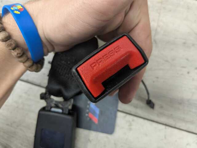 OEM BMW G01 G02 F97 F98 X3 REAR Right Passenger Side SeatBelt Seat Belt Buckle