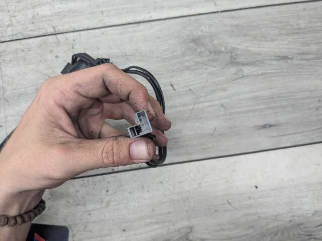 OEM BMW E82 E84 E88 E89 E90 E92 Front Right Passenger Seat Belt Buckle Tensioner