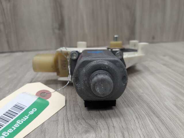 07-16 OEM BMW E89 E92 E93 328 335 M3 Left Driver Door Window Regulator Motor