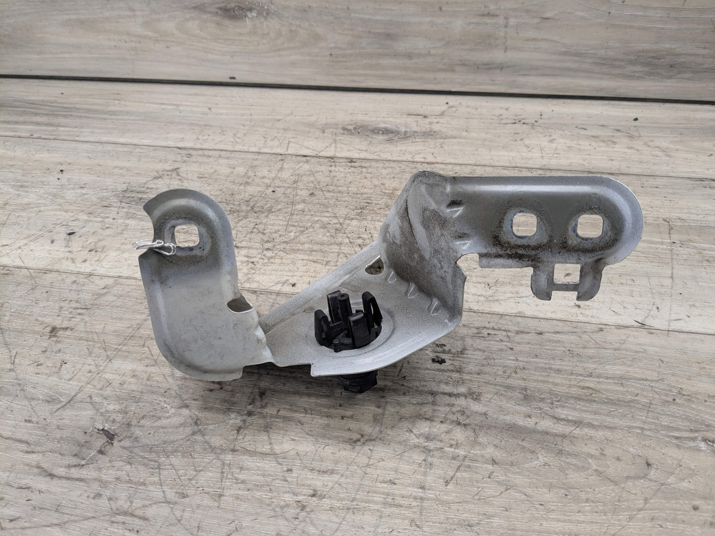 11-18 OEM BMW F25 F26 X3 X4 Front Right Passenger Fender Mount Bracket Carrier