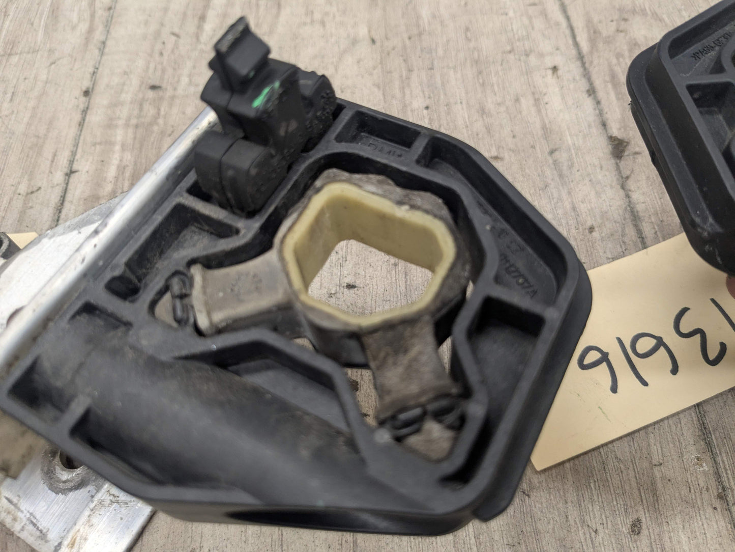 OEM BMW F22 F23 F30 F32 F33 F36 Left Right Radiator Carrier Support Bracket SET