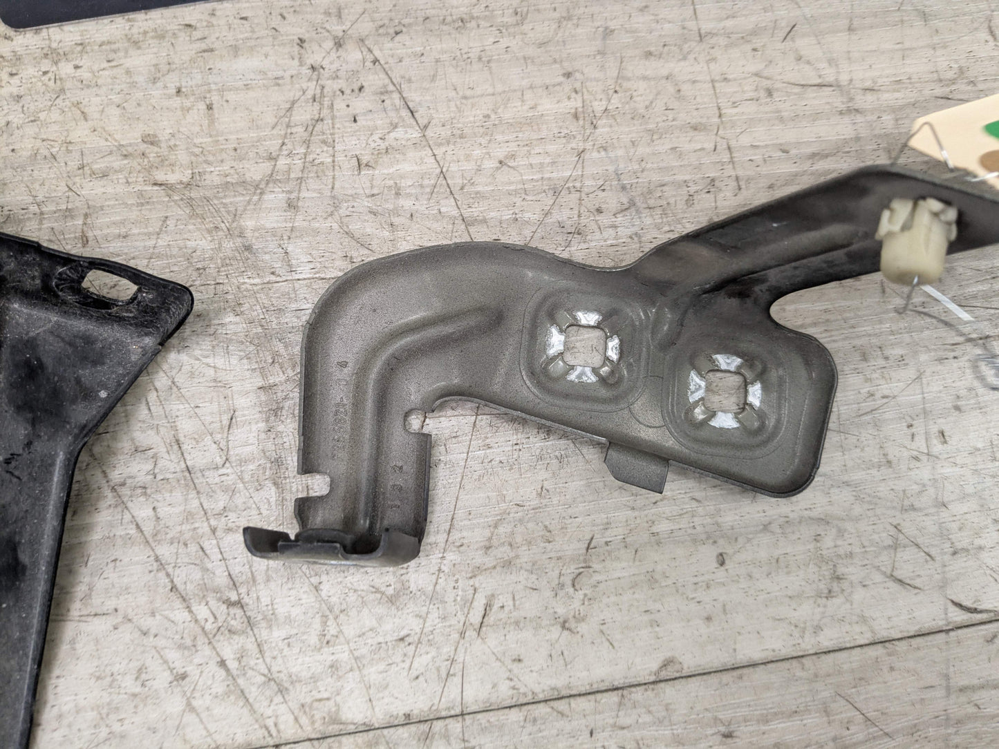 12-20 OEM BMW F30 F32 F33 F36 Front Left Driver Fender Wing Holder Bracket SET