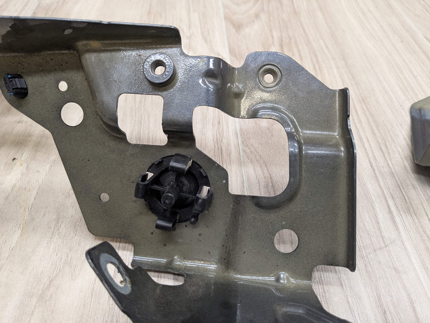 19-25 OEM BMW G20 330 M340 Front Right Passenger Side Fender Holder Bracket SET