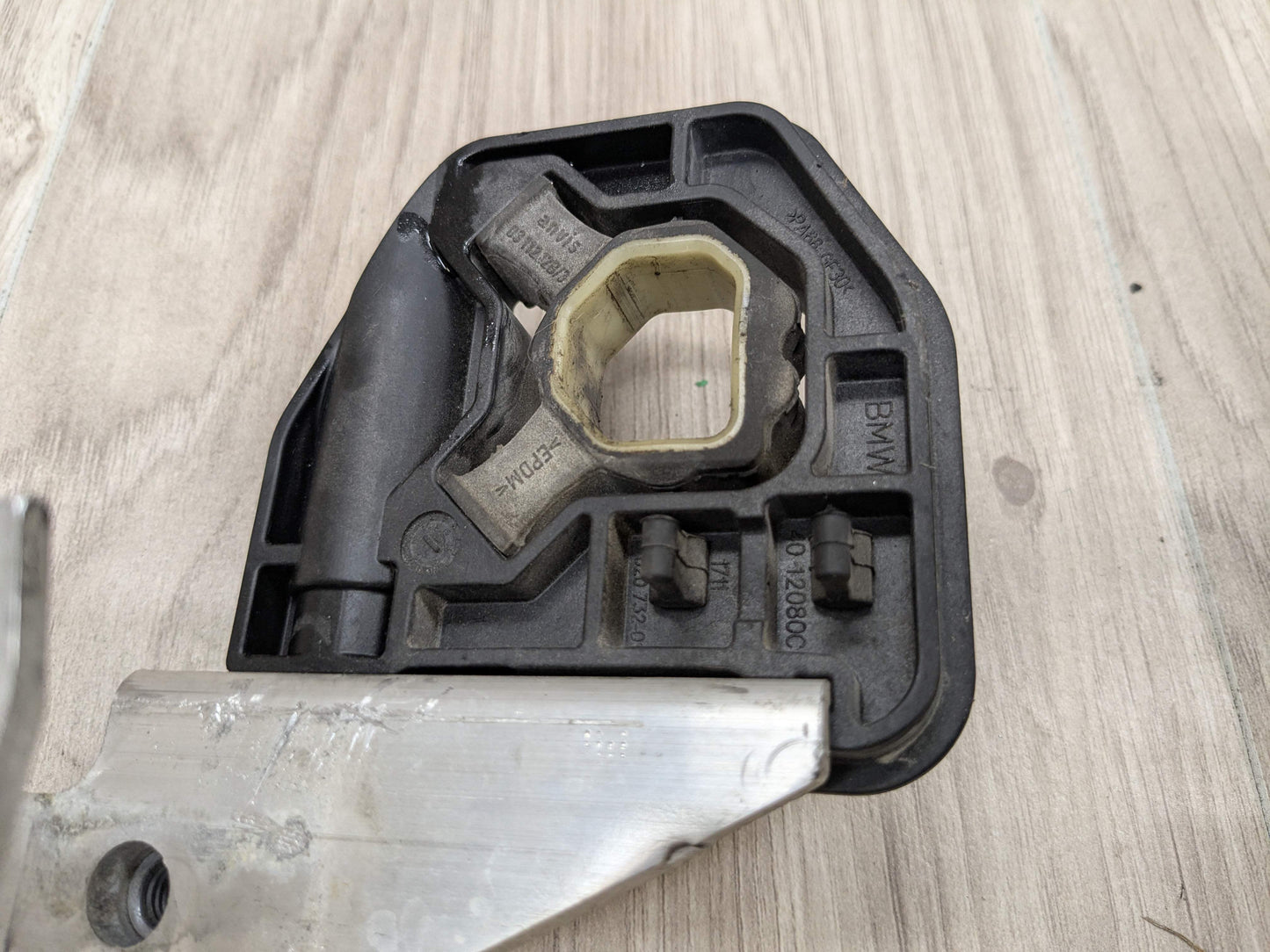 OEM BMW F22 F23 F30 F32 F33 F36 Radiator Carrier Support Bracket Left Right SET