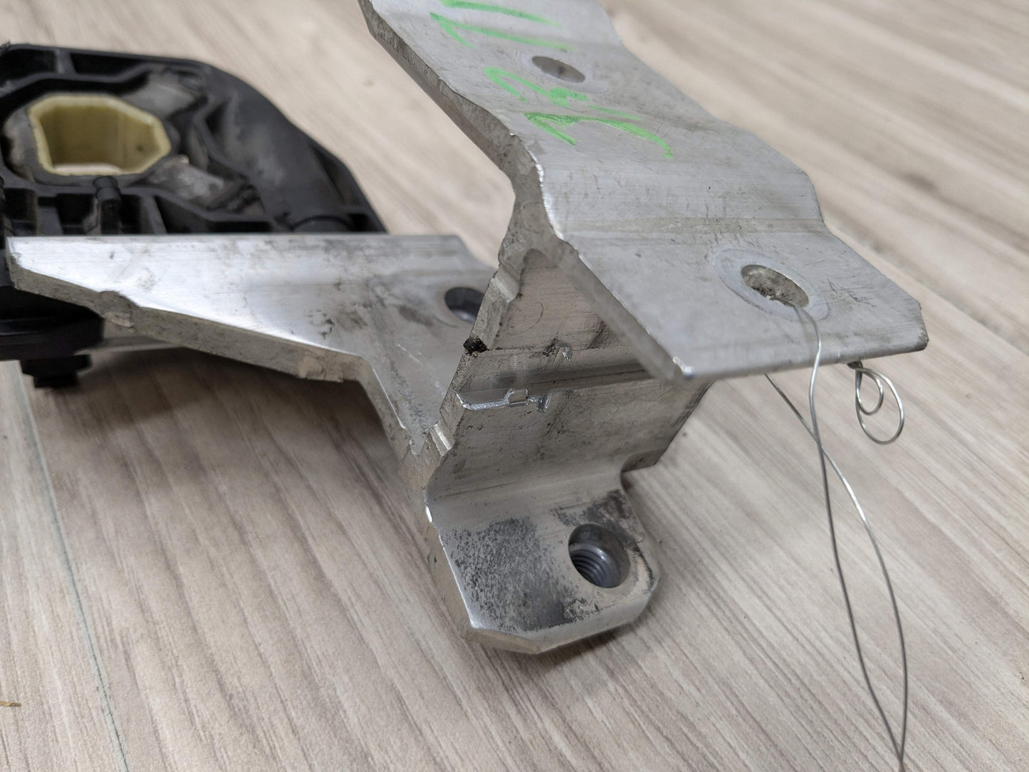 OEM BMW F22 F23 F30 F32 F33 F36 Radiator Carrier Support Bracket Left Right SET