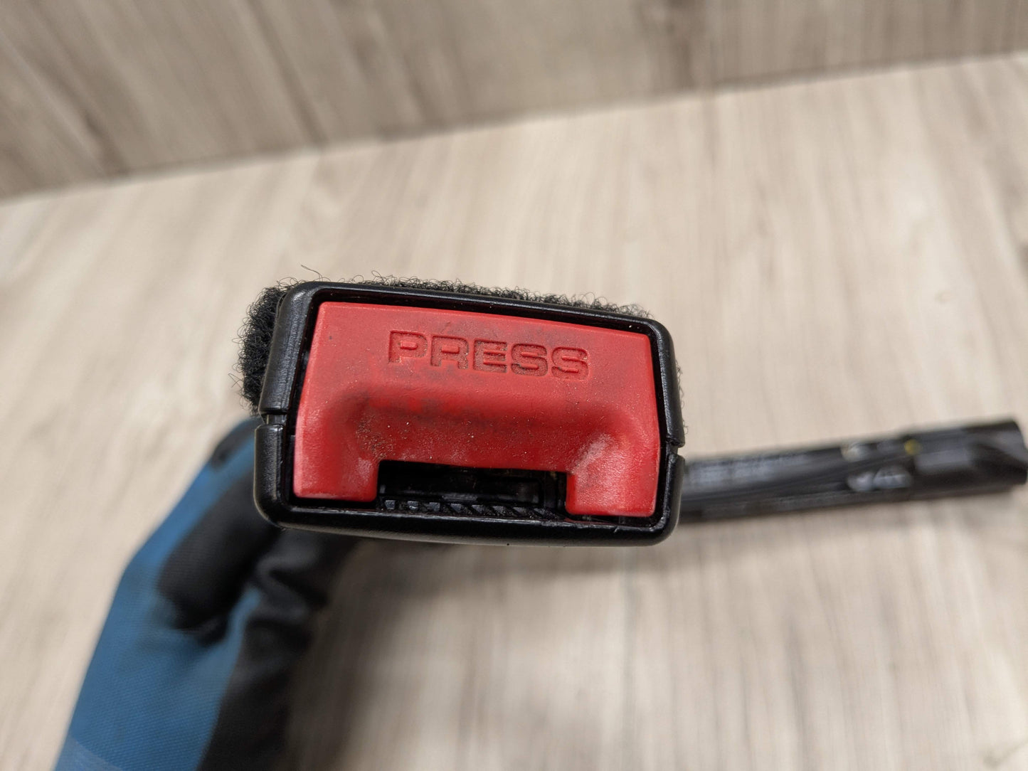 OEM BMW F30 F32 F36 F80 F82 F87 Front Right Passenger Seat Belt Buckle Tensioner