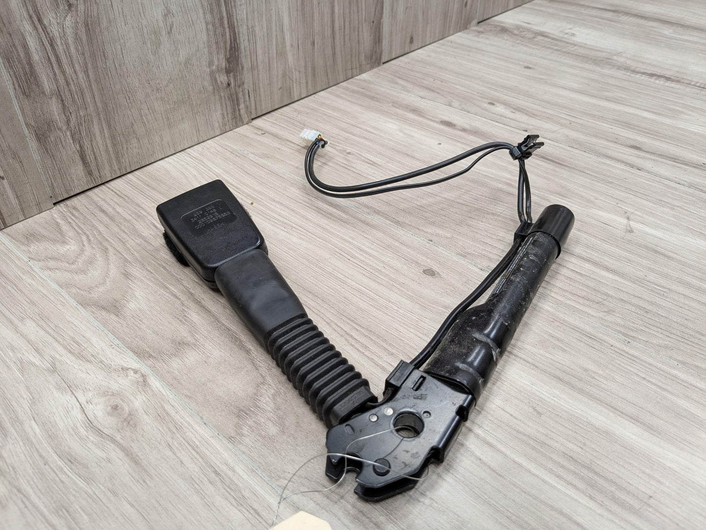 OEM BMW F30 F32 F36 F80 F82 F87 Front Right Passenger Seat Belt Buckle Tensioner