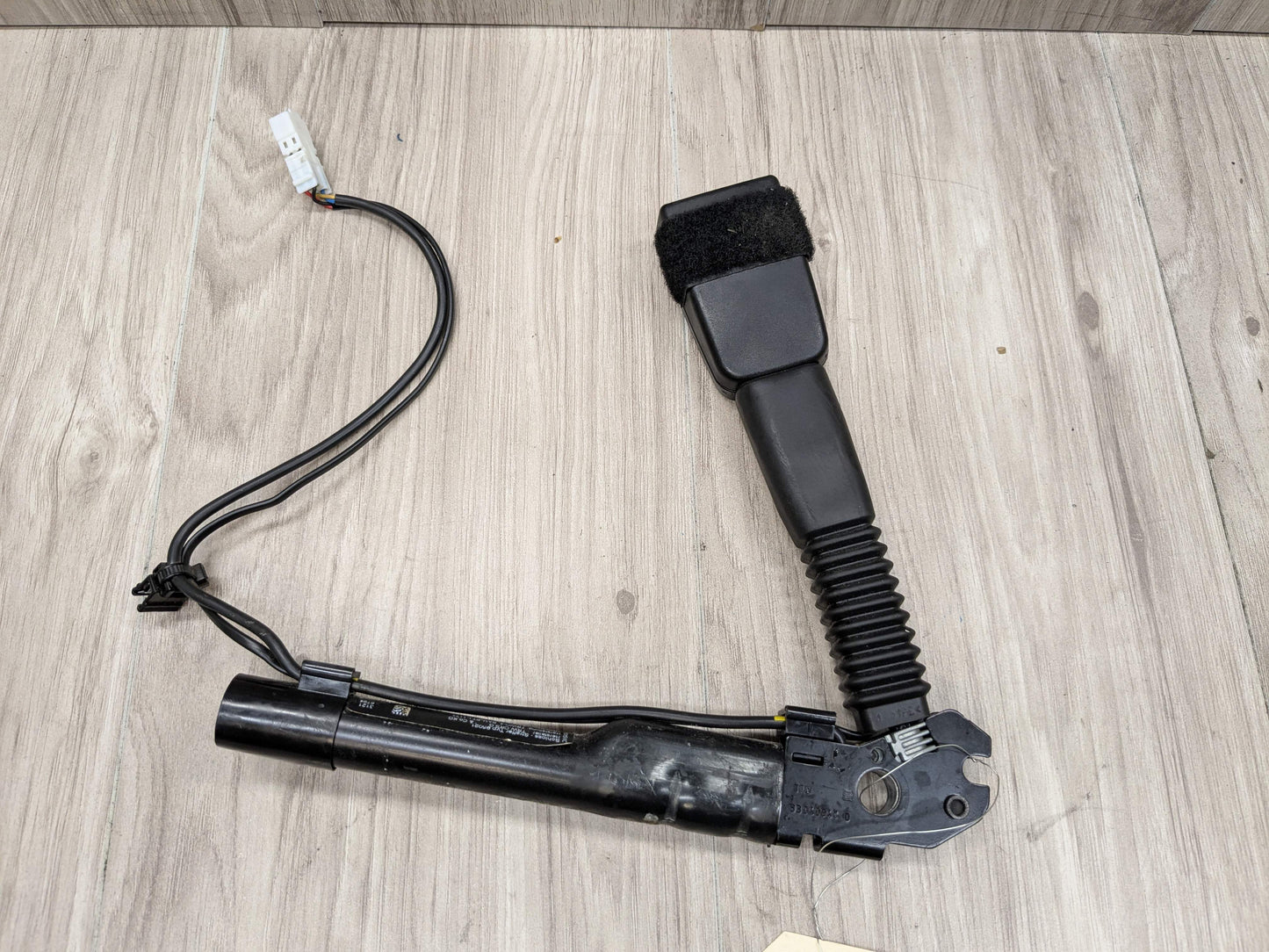 OEM BMW F30 F32 F36 F80 F82 F87 Front Right Passenger Seat Belt Buckle Tensioner