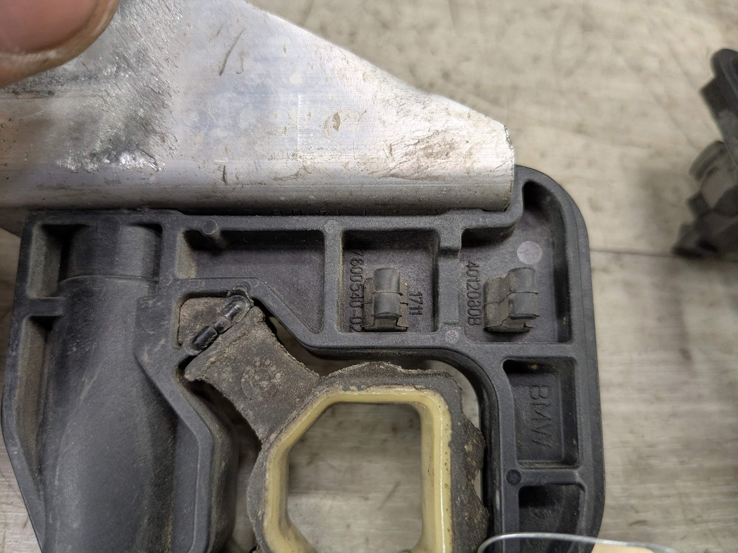 OEM BMW F22 F23 F30 F32 F33 F36 Radiator Carrier Support Bracket Left Right SET