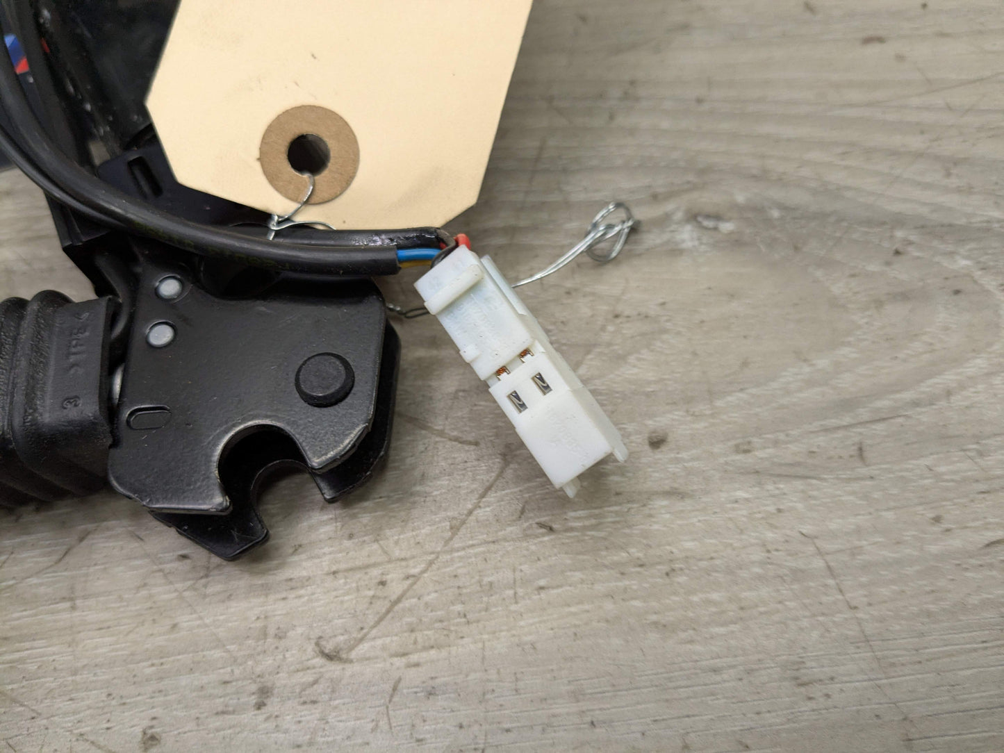 OEM BMW F30 F32 F36 F80 F82 F87 Front Right Passenger Seat Belt Buckle Tensioner