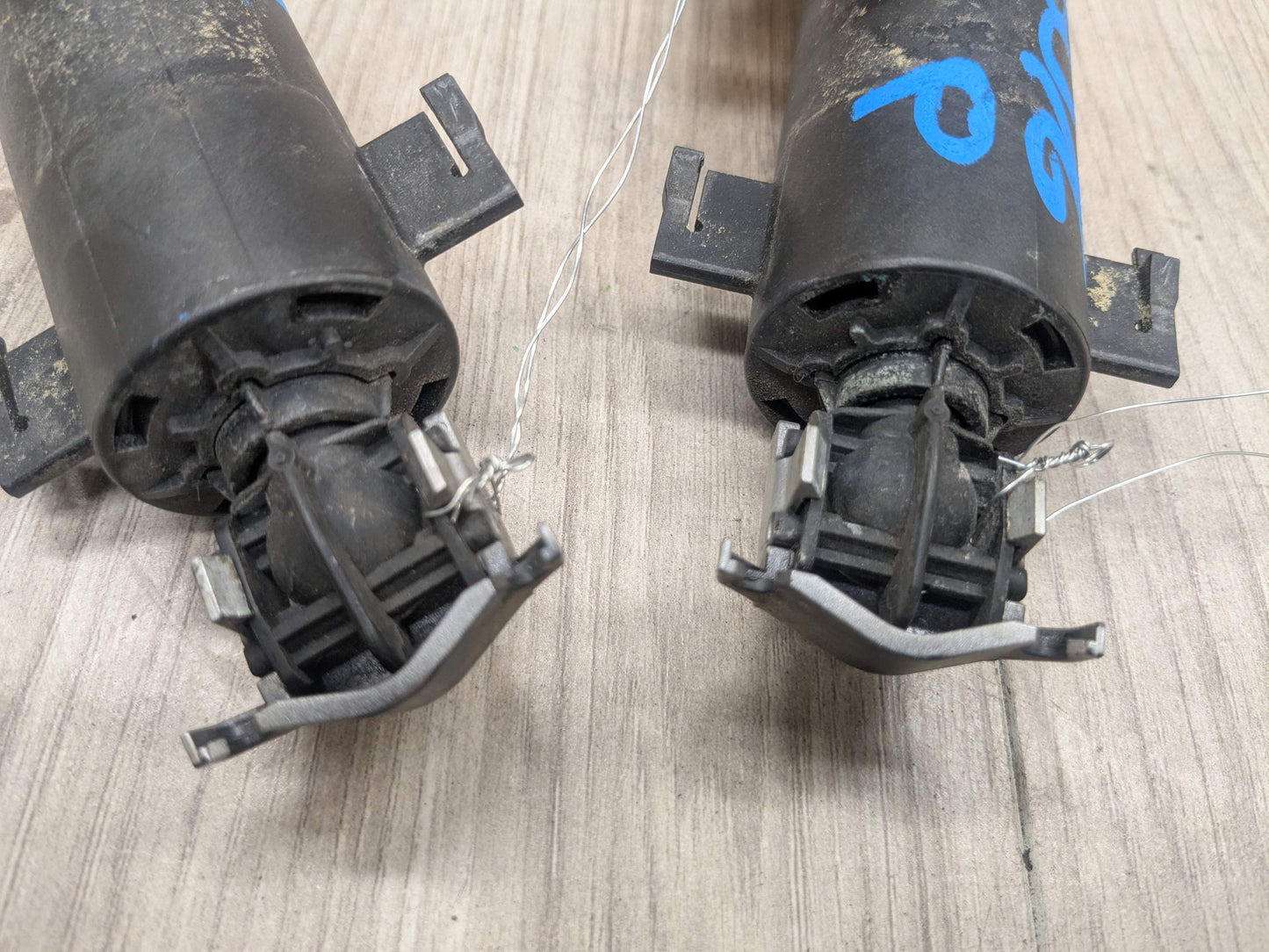 OEM BMW E90 E92 E93 328 335 Front Headlight Washer Spray Nozzle Jet Pair