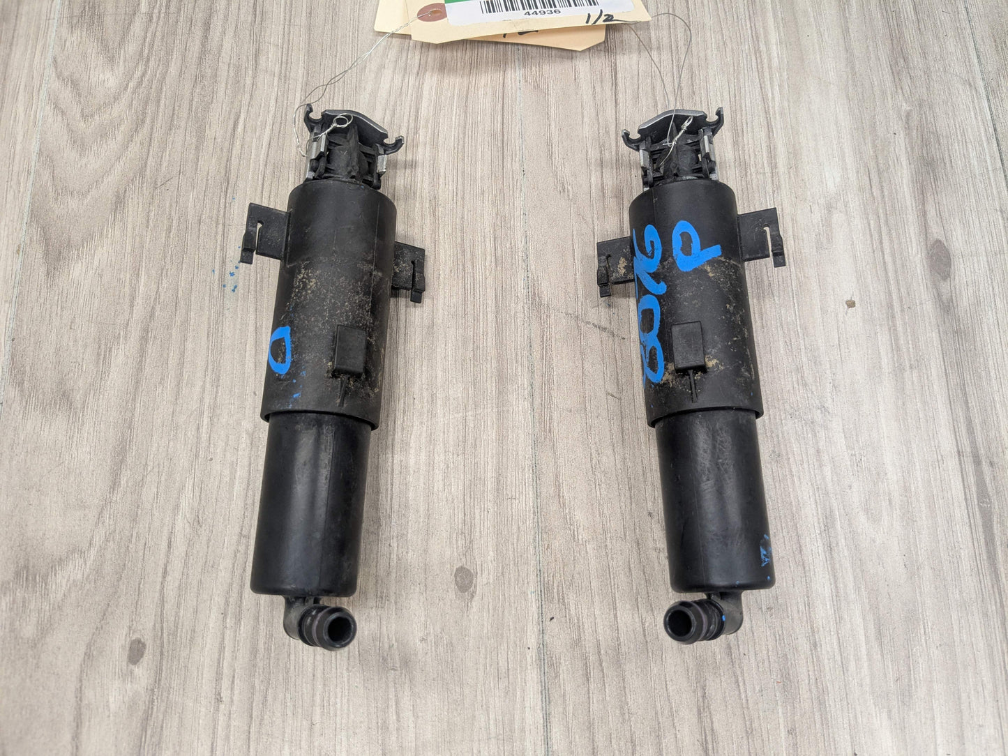 OEM BMW E90 E92 E93 328 335 Front Headlight Washer Spray Nozzle Jet Pair