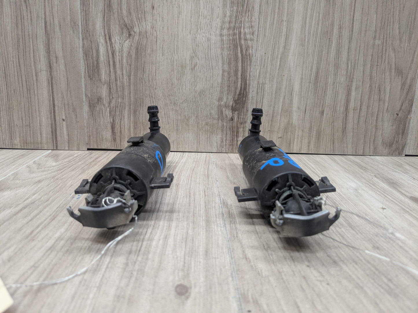 OEM BMW E90 E92 E93 328 335 Front Headlight Washer Spray Nozzle Jet Pair