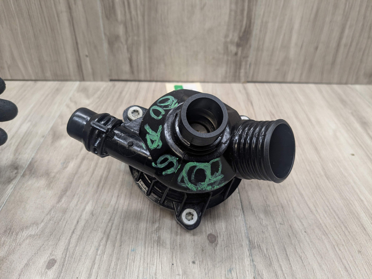 URO BMW E70 E90 E92 E93 Engine N51 N52 N54 Water Coolant Thermostat Housing