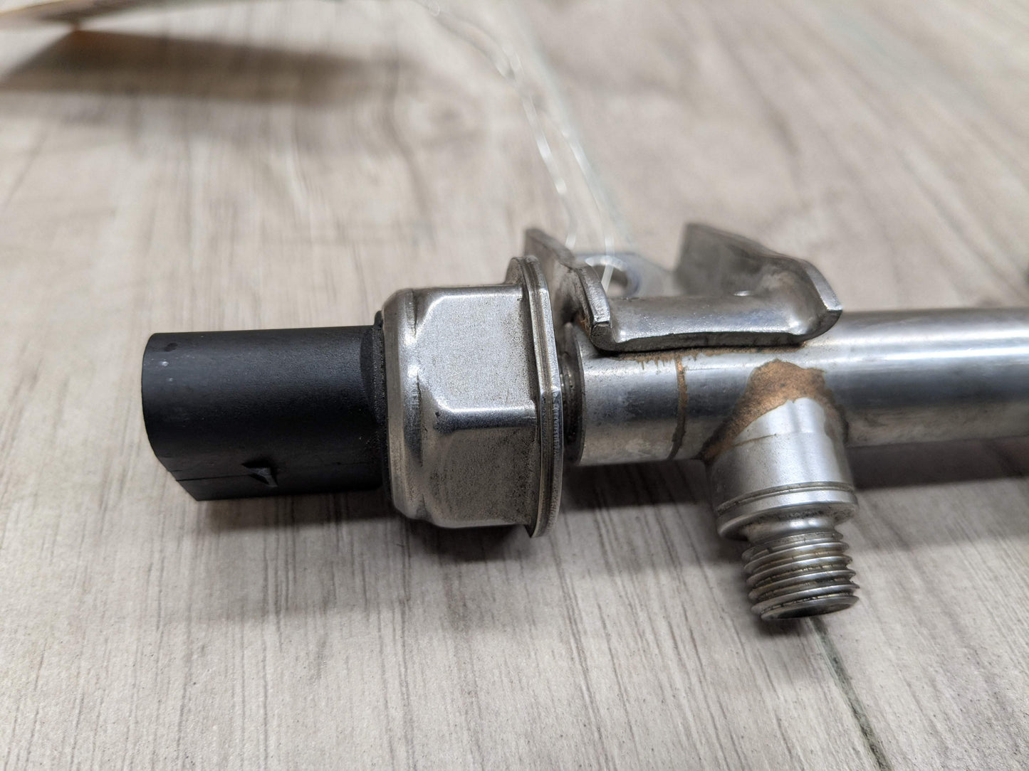 OEM BMW E88 E92 E93 F01 F02 N54 Engine High Pressure Fuel Injector Line Rail