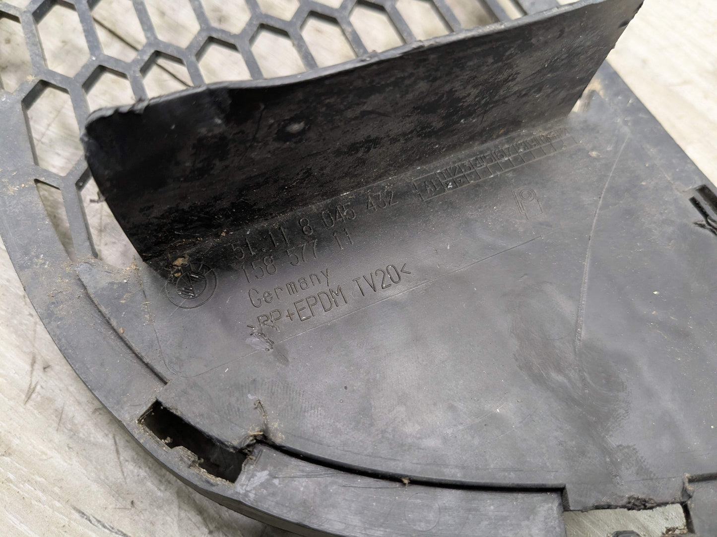 08-13 OEM BMW E82 E88 128i 135i M SPORT Front Bumper Lower Center Grille