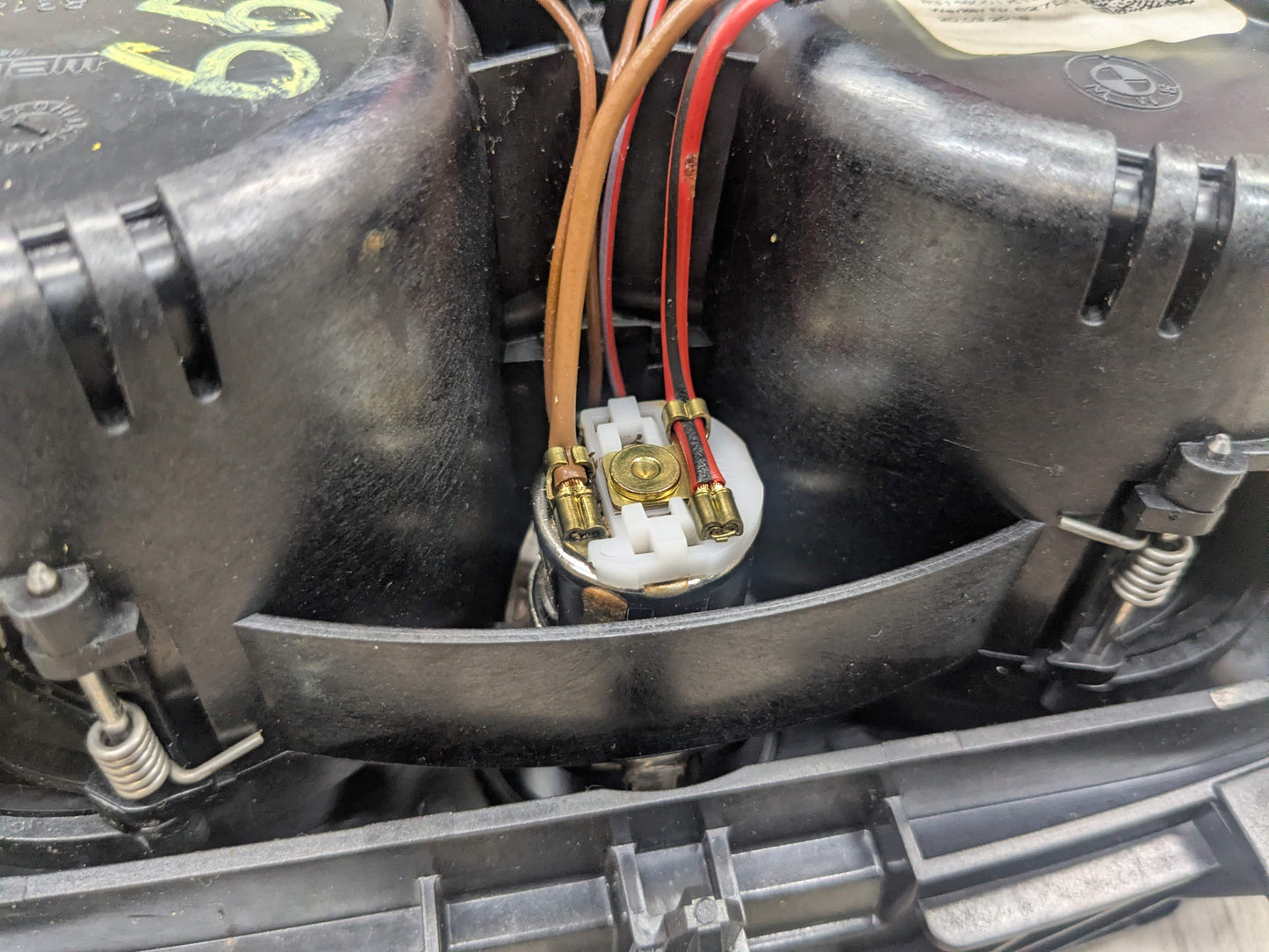 OEM BMW F90 G30 G32 530 540 M550 M5 Center Console Storage and Cupholder W/ USB