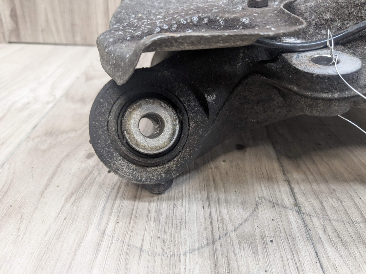 17-23 OEM BMW G30 530 540 M5550 REAR Right Passenger Hub Knuckle Bearing Carrier