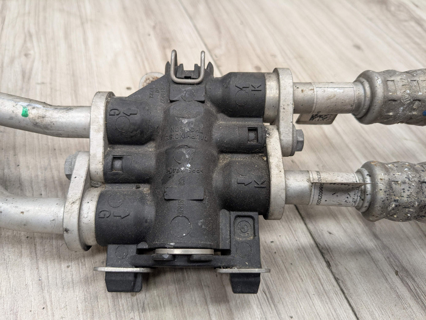 16-19 OEM BMW F90 M5 G12 750 G30 M550 Transmission Oil Cooler Line Inlet Outlet