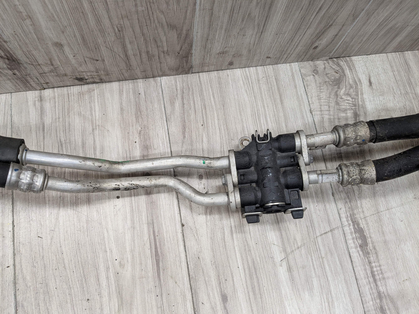 16-19 OEM BMW F90 M5 G12 750 G30 M550 Transmission Oil Cooler Line Inlet Outlet