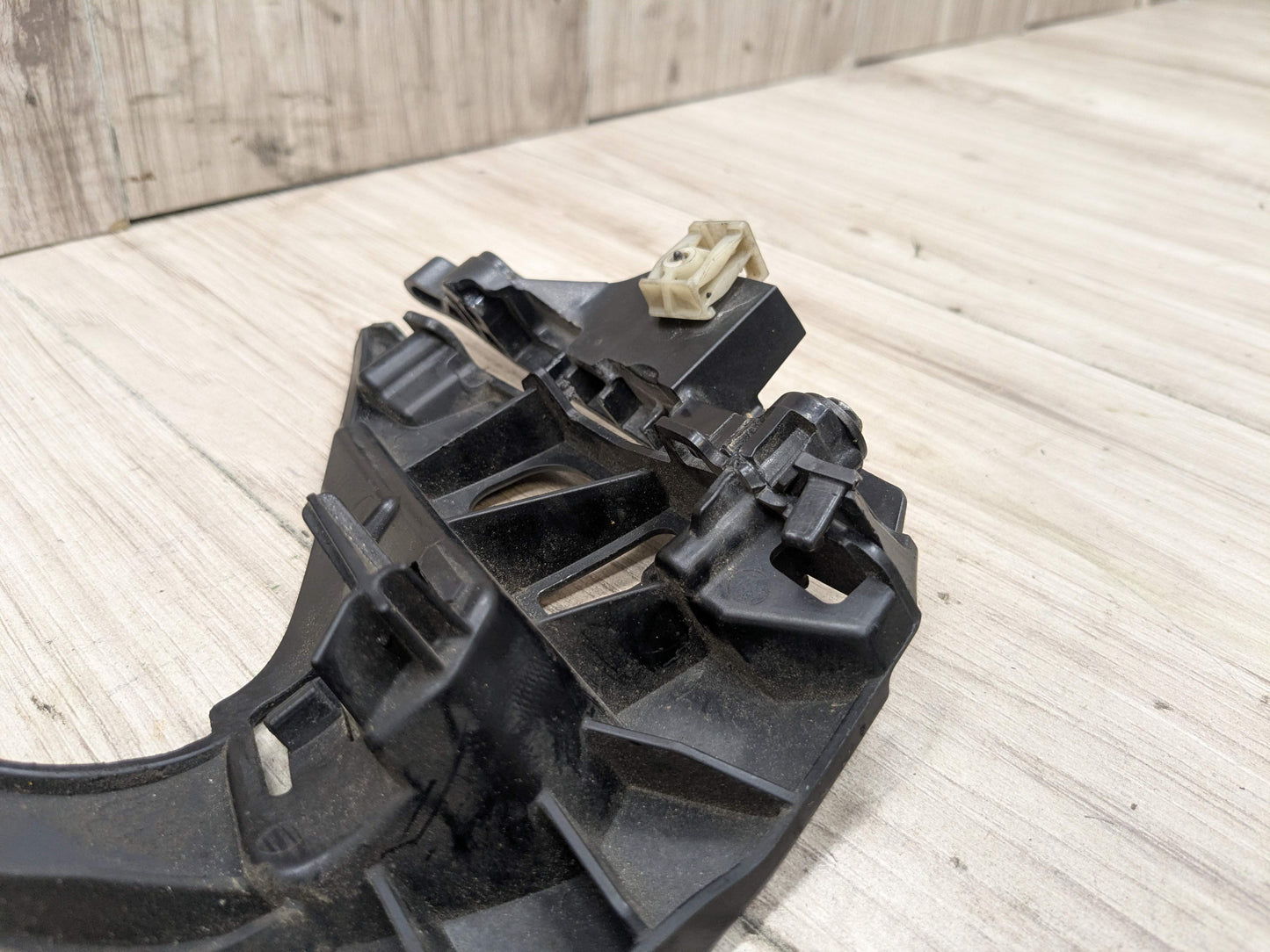 17-23 OEM BMW G30 530 540 Front Bumper Left Driver Side Bracket Support