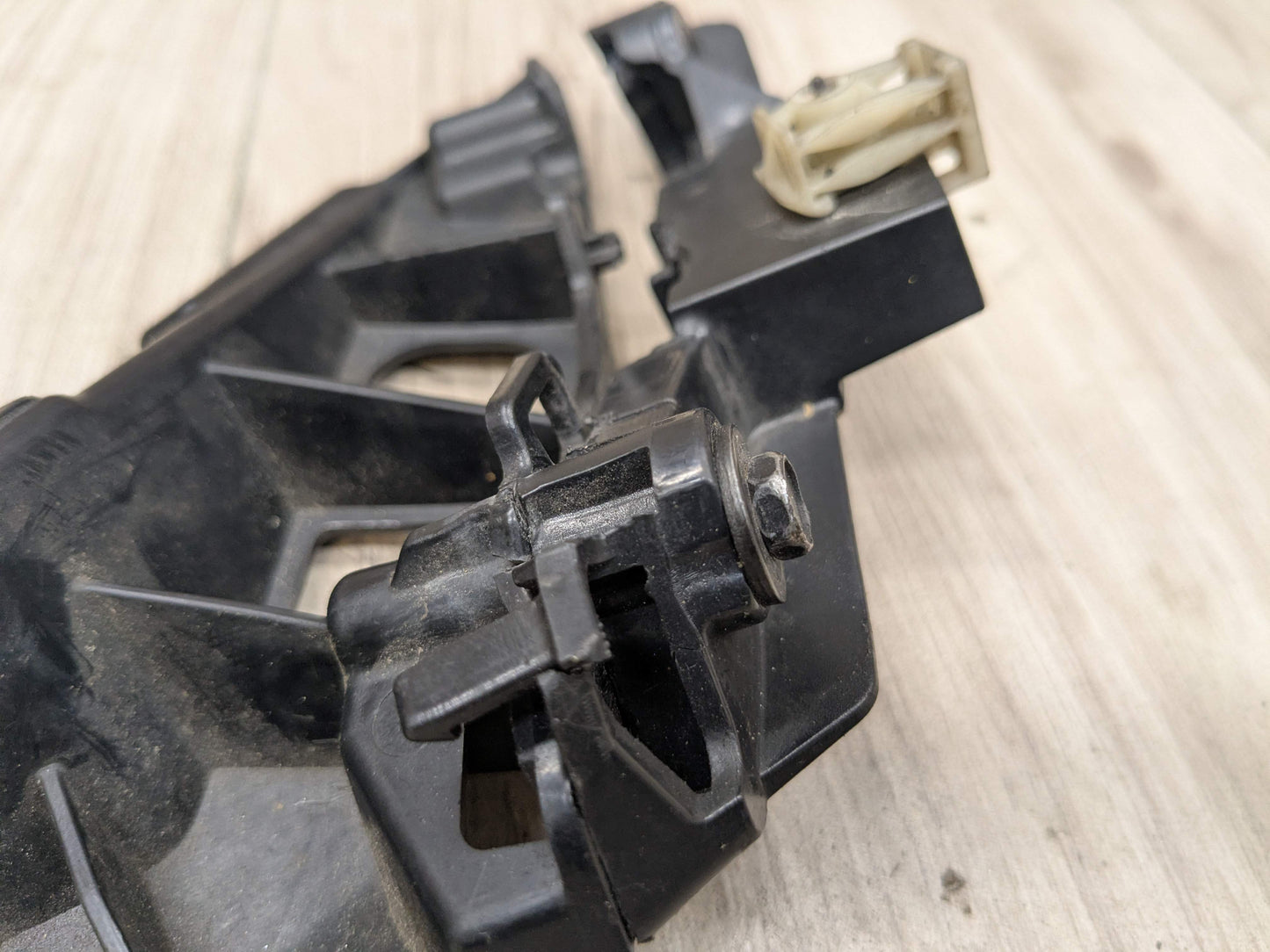 17-23 OEM BMW G30 530 540 Front Bumper Left Driver Side Bracket Support